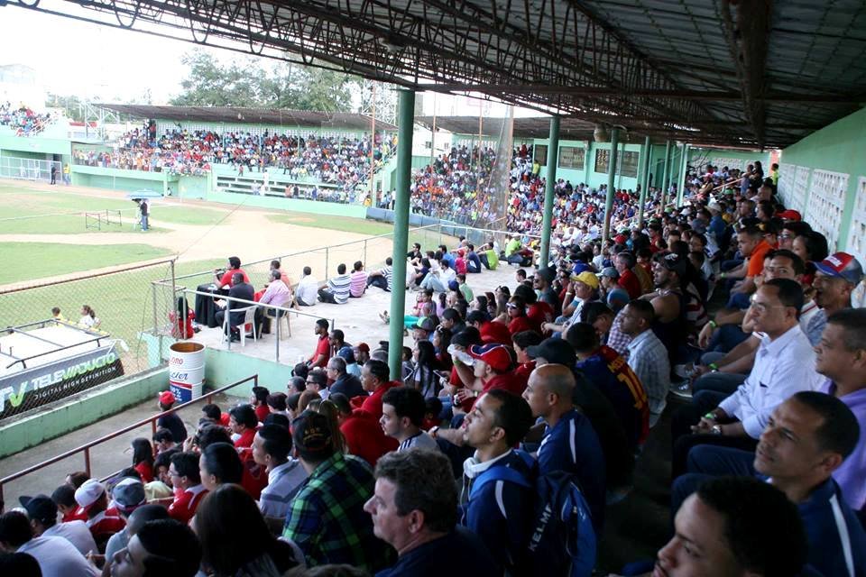 Asistentes al juego Acción del juego Moca FC vs Bauger en inicio de Torneo Nacional de Futbol Profesional 2015